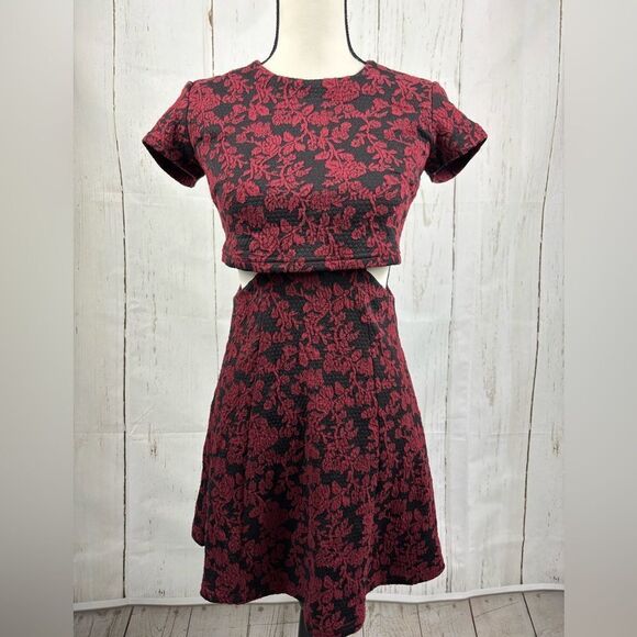 NWT Forever 21 Cut Out Mini Dress Jacquard Red Black Floral - Picture 1 of 9